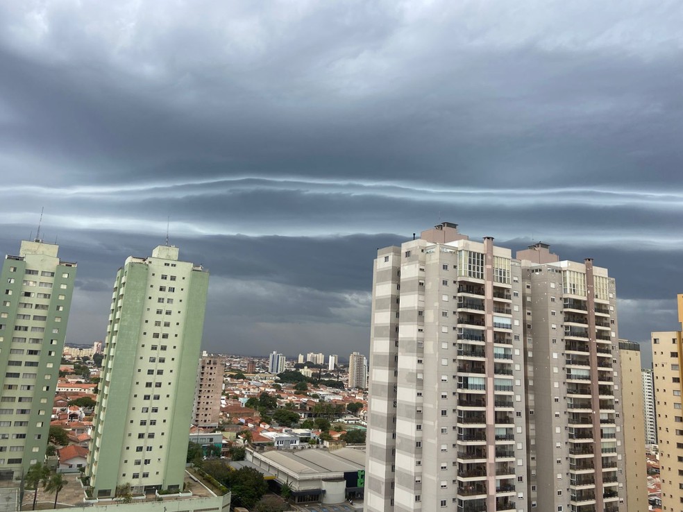 "Nuvem prateleira" em Piracicaba nesta segunda-feira (23) — Foto: Edijan Del Santo/EPTV