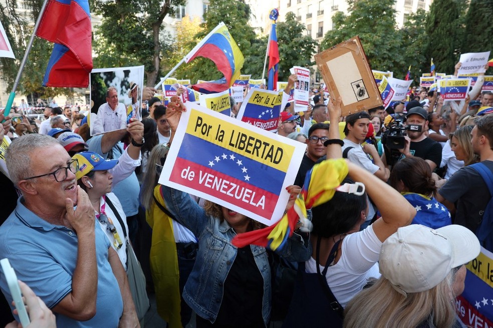 Protesto ocorreu em Madri enquanto Congresso espanhol debatia proposta para decretar Edmundo González como presidente eleito na Venezuela — Foto: Pierre-Philippe MARCOU / AFP