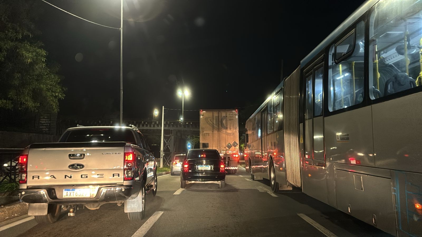 Caminhão 'entala' em ponte e provoca congestionamento na Avenida Dom Aguirre em Sorocaba 