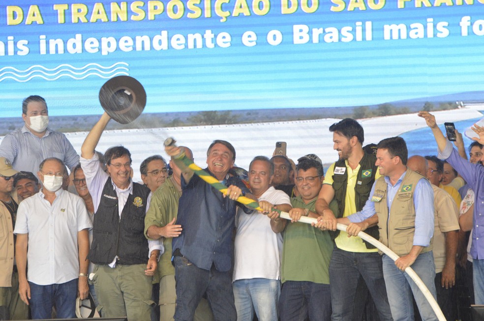 O presidente Jair Bolsonaro (PL) participou de cerimônia de inauguração do eixo Norte as obras de transposição das águas do Rio São Francisco na cidade de Jardim de Piranhas (RN), na região Seridó do Rio Grande do Norte, em 9 de fevereiro. Também compareceram ao evento, os ministros Fabio Faria e Rogério Marinho e o ex-senador Magno Malta (PL-ES). — Foto: JOSé ALDENIR/THENEWS2/ESTADÃO CONTEÚDO