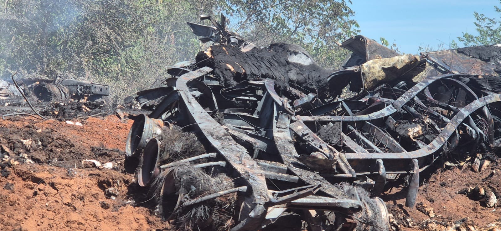 Caminhoneiro morre carbonizado após batida entre carretas na BR-364 