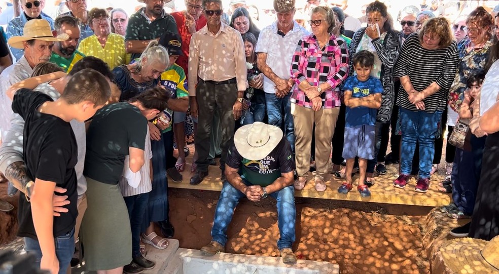 Gilberto Cattani, familiares e amigos durante o enterro de Raquel — Foto: Luísa Câmara