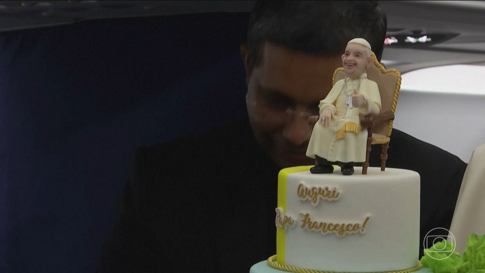 Bolo de aniversário do Papa Francisco com sua imagem em forma de doce  — Foto: Reprodução/TV Globo