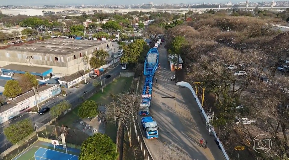 Supercarreta com carga milionária para a Arábia Saudita para rodovia de SP e enfrenta 'trabalho de relojoeiro'