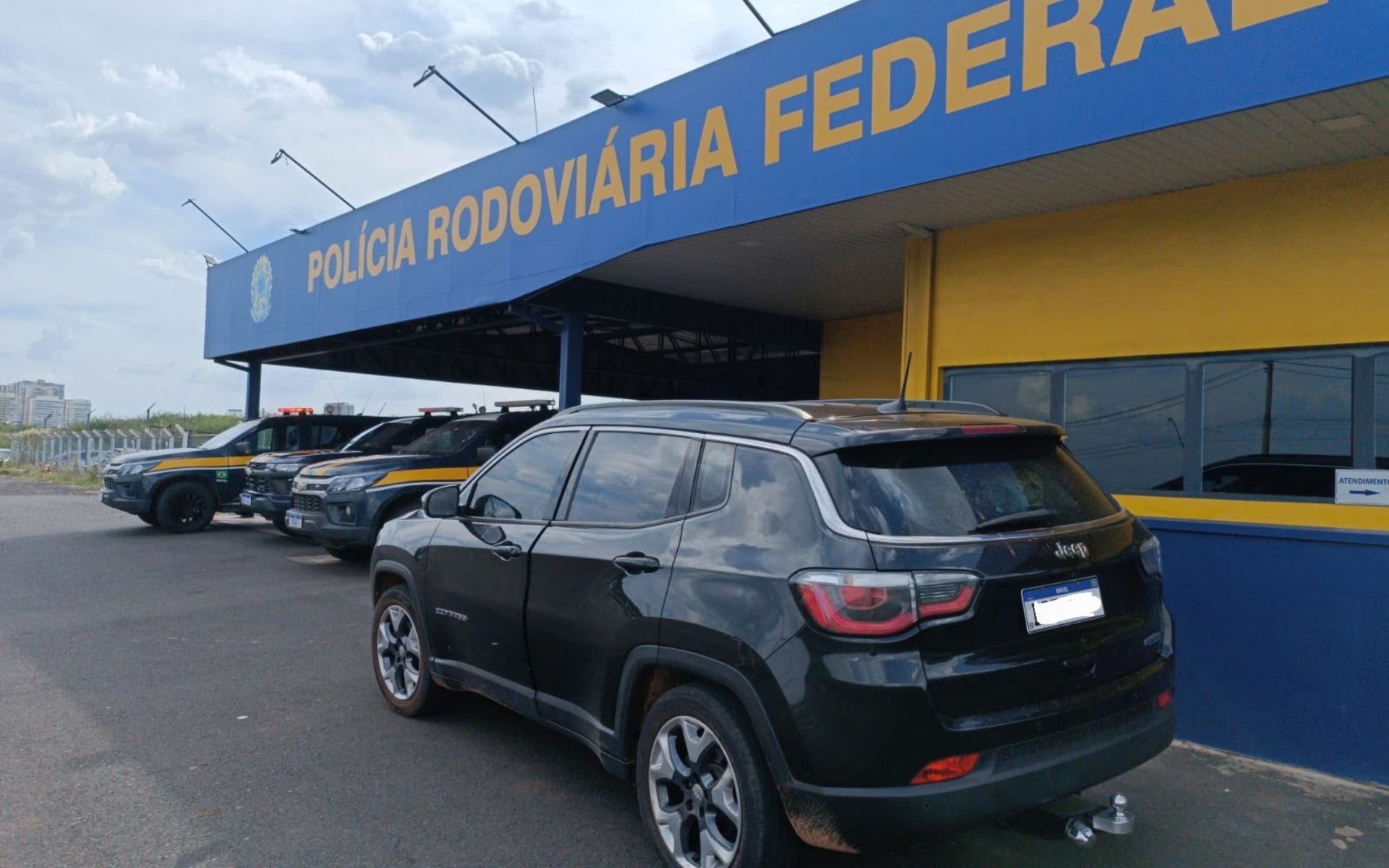 Polícia Federal recupera carro furtado em SP durante abordagem na BR-153 em Rio Preto