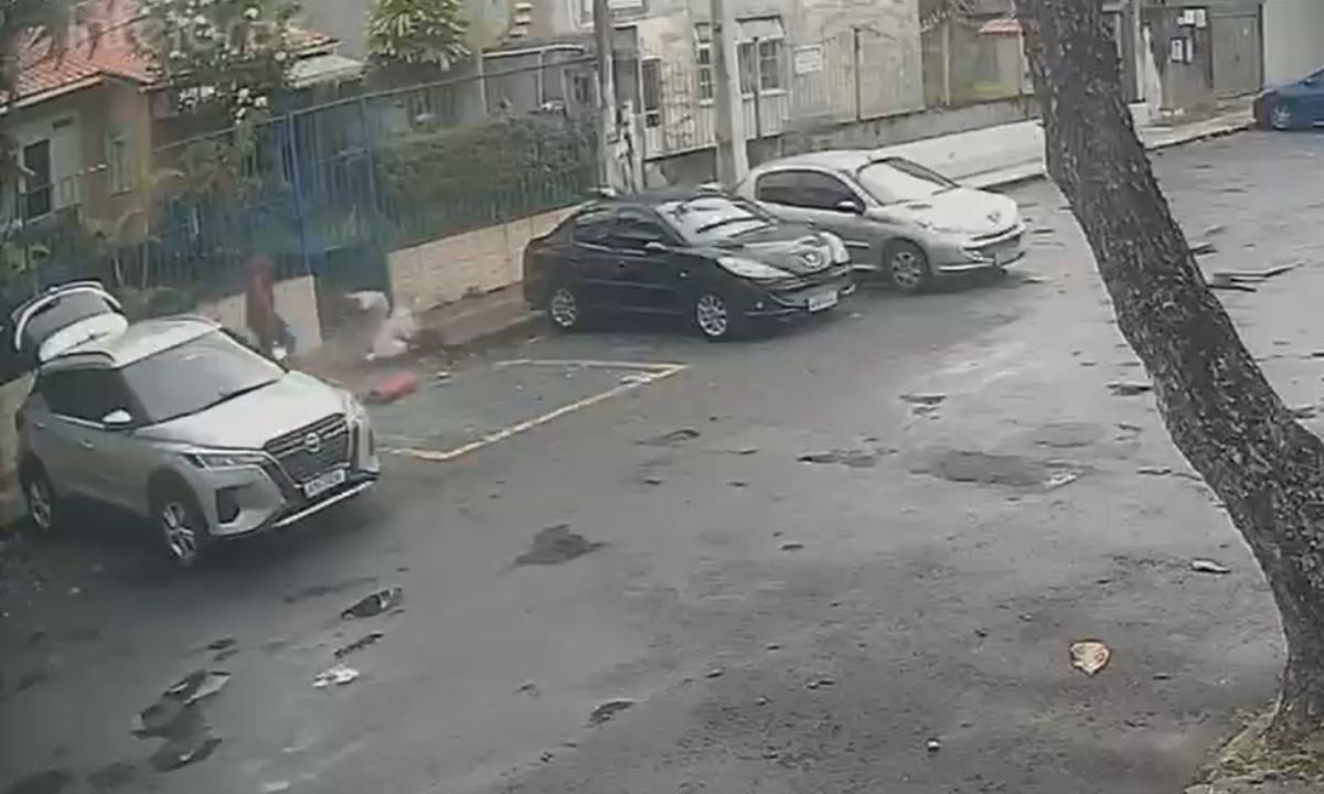 VÍDEO: mulher cai ao resistir a assalto e tem carro roubado em Salvador