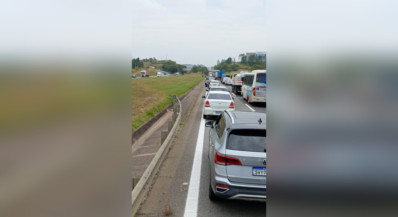 Acidente entre moto e carro deixa ferido e causa lentidão na Castelinho em Sorocaba 