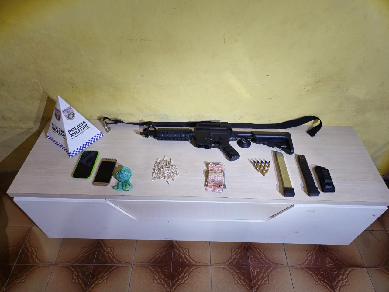 Polícia Militar prende dois jovens, apreende arma e drogas em Barra Mansa