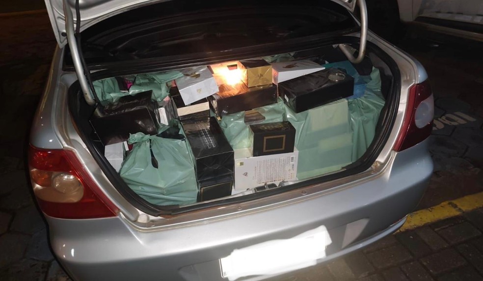 Operação apreende 15 mil maços de cigarros, celulares, perfumes e medicamentos contrabandeados no interior de SP — Foto: Polícia Militar/Divulgação