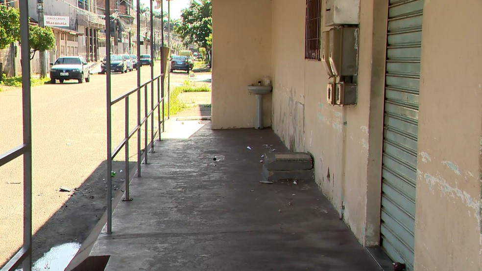 Homem morre e outros três ficam feridos em ataque a tiros em bar de Vila Velha, Espírito Santo — Foto: Reprodução/TV Gazeta