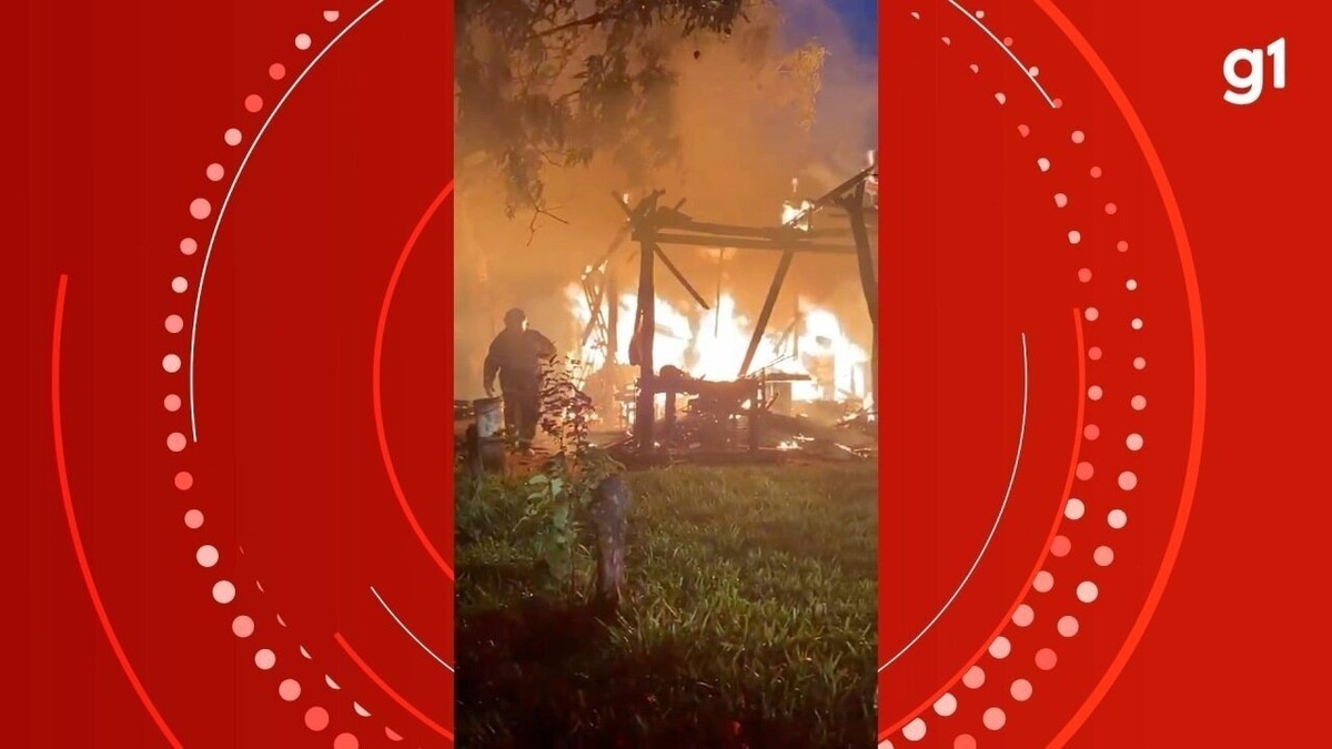 Família perde tudo após raio incendiar e destruir casa em MS: 'Fiquei só com a roupa do corpo'; vídeo