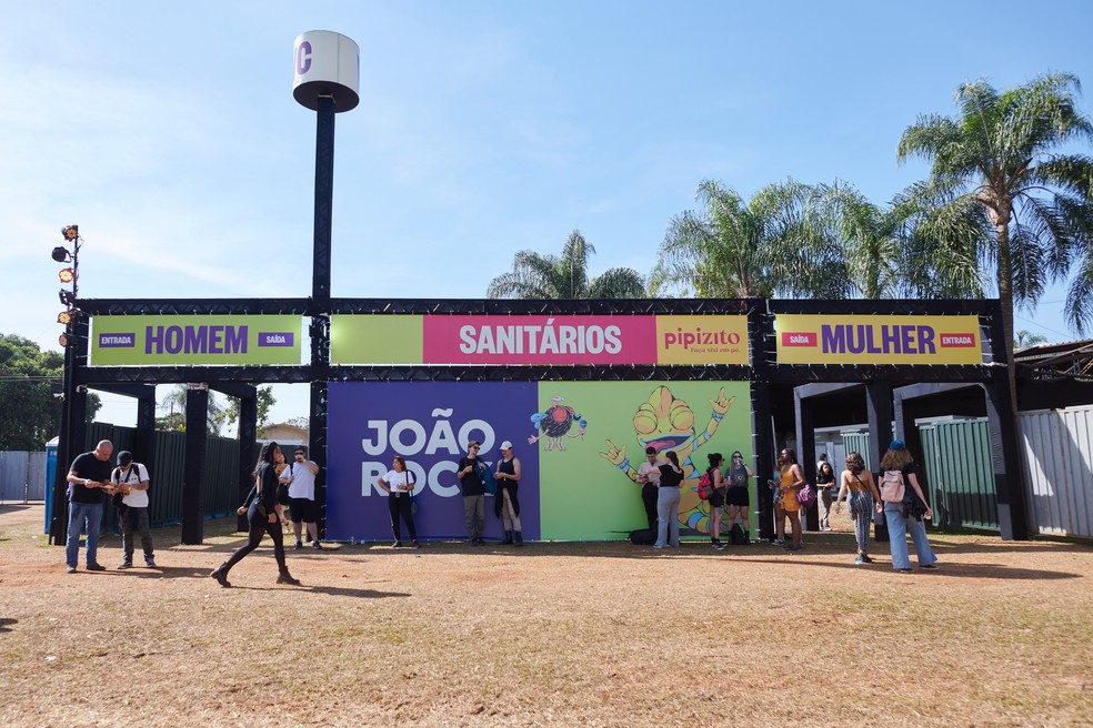 Bolsão com contêineres de banheiros no João Rock 2024 em Ribeirão Preto, SP — Foto: Igor do Vale/g1