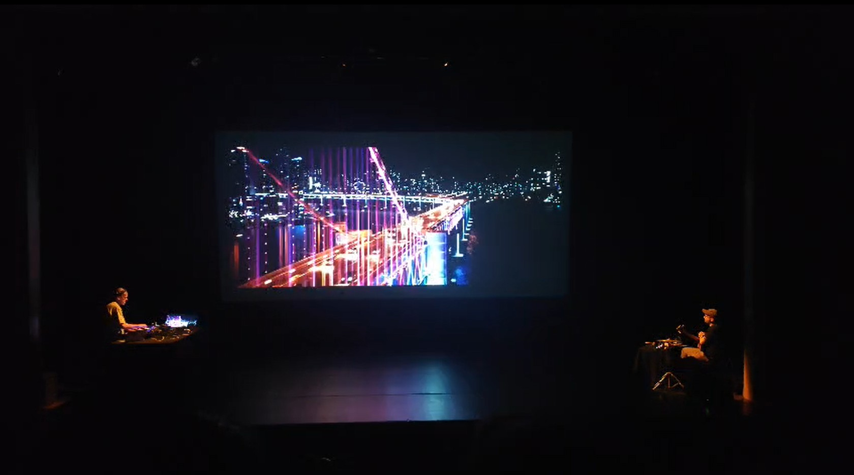 Cinema exibe filme ganhador do Oscar com trilha sonora tocada ao vivo pelo DJ KL Jay, do Racionais MC's: 'Icônico'