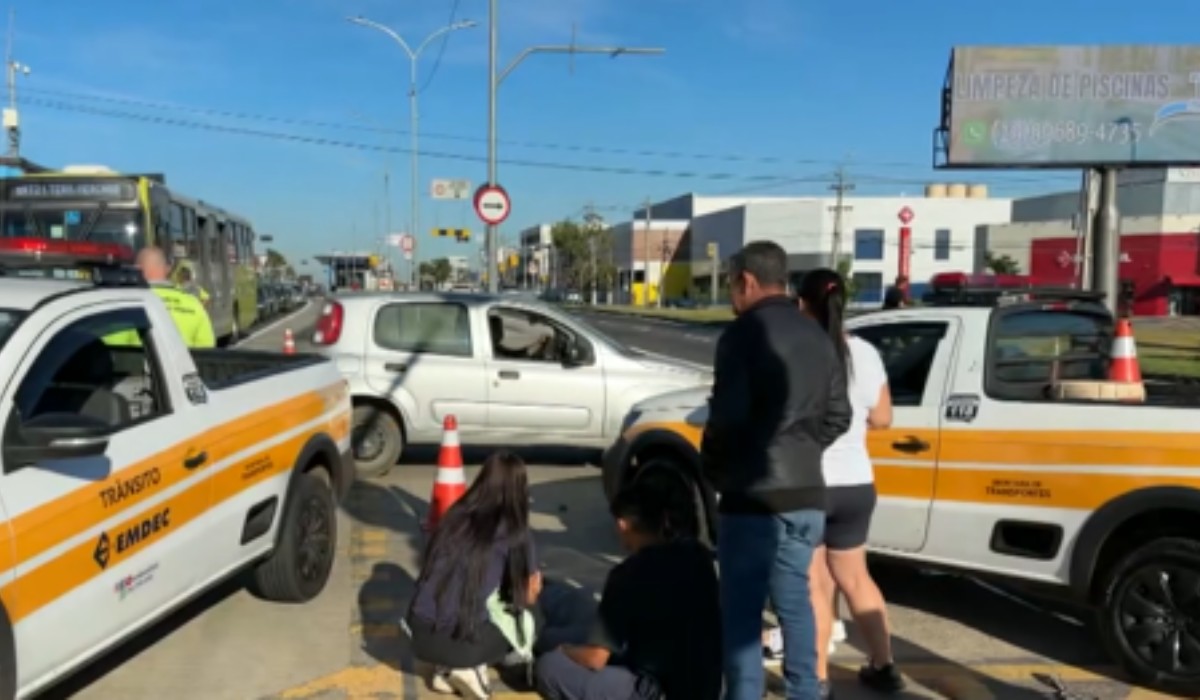 Jovem de 18 anos fica ferida após batida entre carro e moto na Avenida John Boyd Dunlop, em Campinas