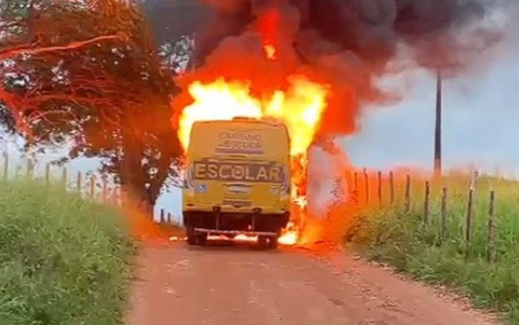 Estudantes de Itabi conseguem escapar de incêndio em ônibus escolar