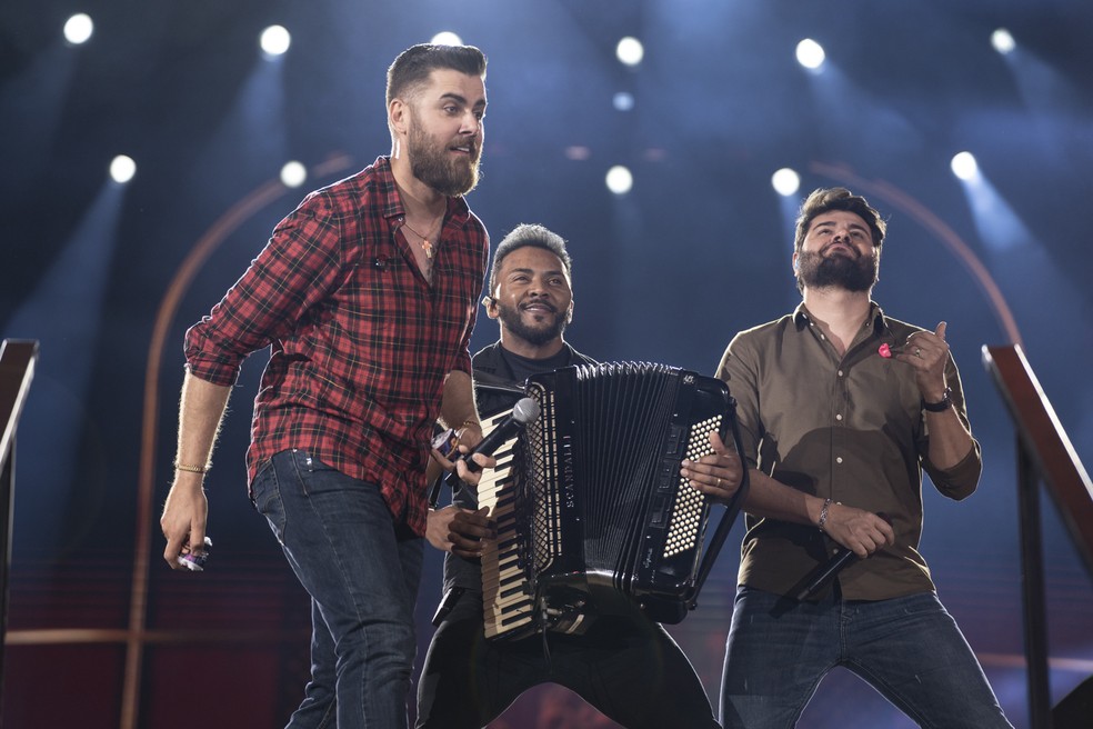 Fãs entoaram hit 'Largado às traças', lançado por Zé Neto & Cristiano em 2018, na Festa do Peão de Barretos 2025 — Foto: Ricardo Nasi/g1