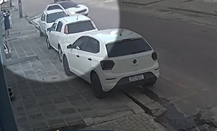 Vídeo mostra momento em que família é rendida e carro é roubado em João Pessoa 