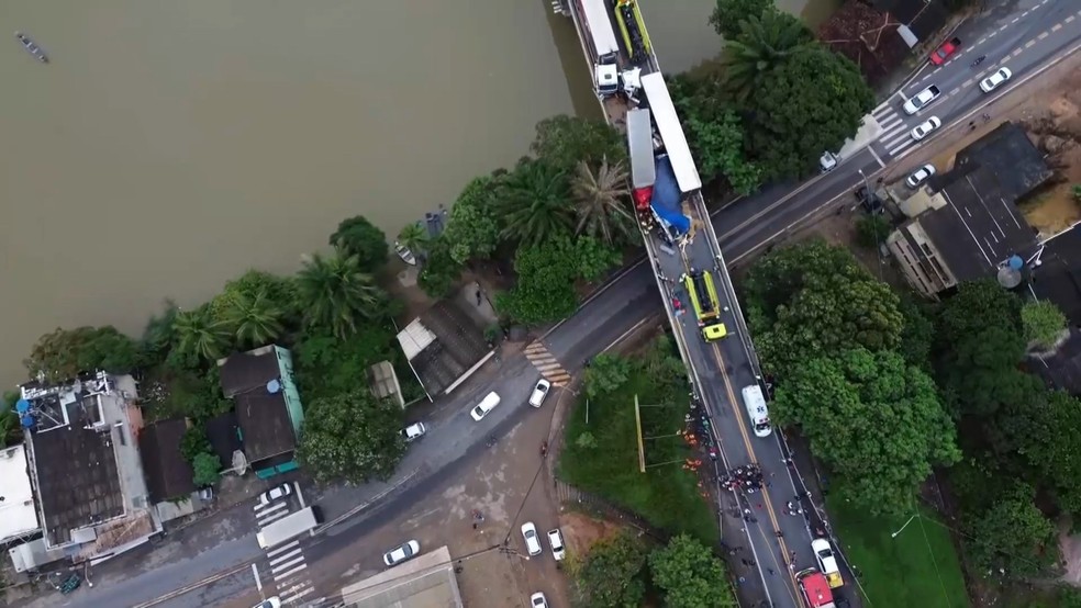 Acidente entre três carretas, carro e caminhão deixa morto e feridos na BR-101 em São Mateus, Espírito Santo — Foto: Reprodução/TV Gazeta