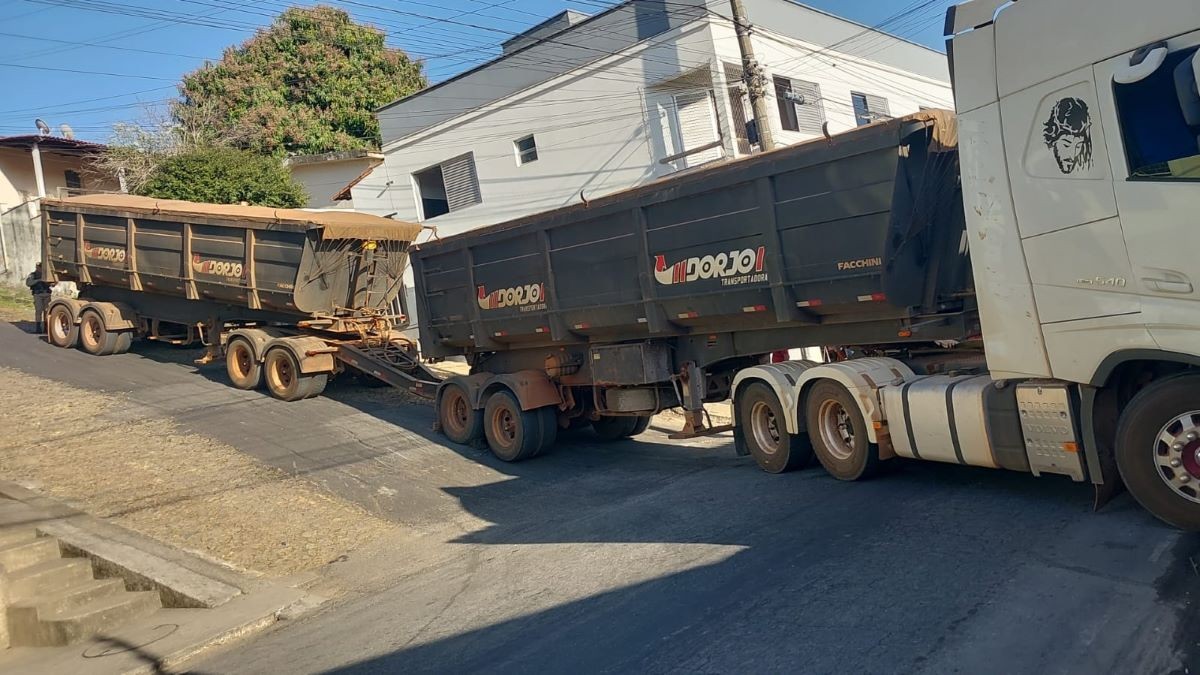 Carreta atinge casa e interdita rua após motorista errar manobra em ladeira em MG