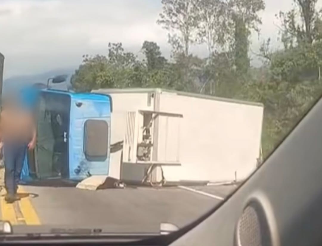 Homem morre após caminhão tombar na BR-101, em Angra dos Reis 