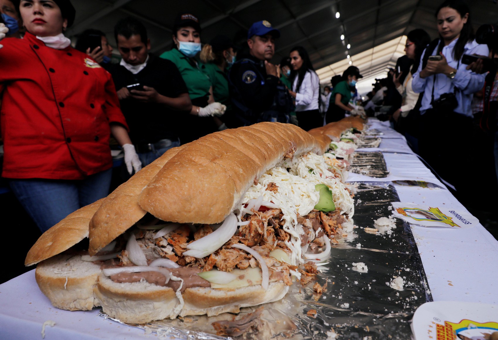 Cidade do México faz sanduíche gigante de 865 kg