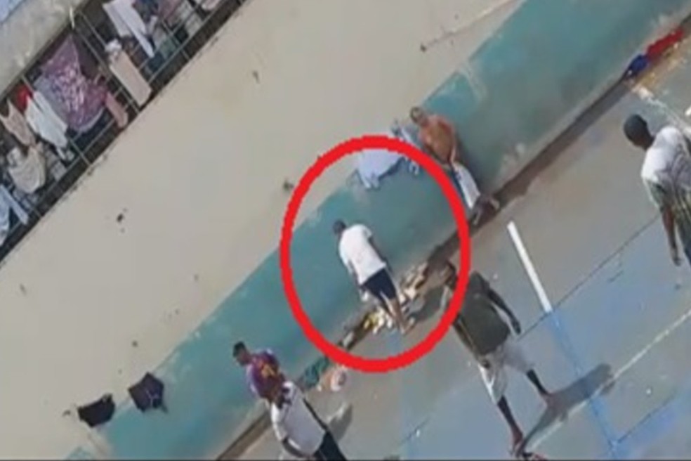 Presos flagrados pegando droga arremessada por muro de presídio em Campo Grande. — Foto: Divulgação/MPMS