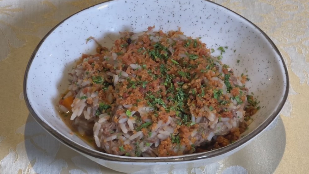 1 de 1
aprenda a fazer um delicioso arroz com costela &mdash; Foto: Reprodu&ccedil;&atilde;o/TV TEM
