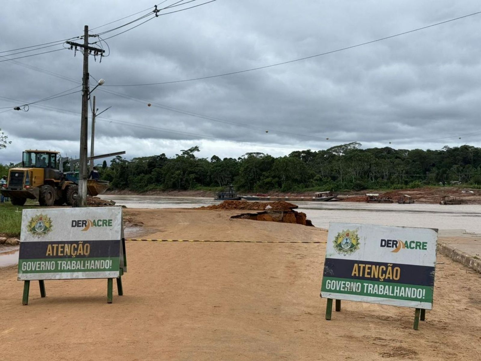 Travessia por balsa entre cidades do Acre é interditada após erosão de terra