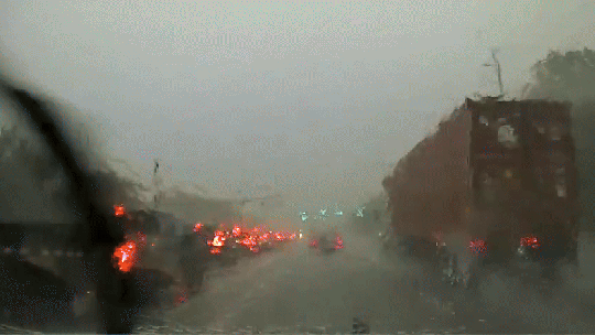 Momento em que raio atinge rede elétrica