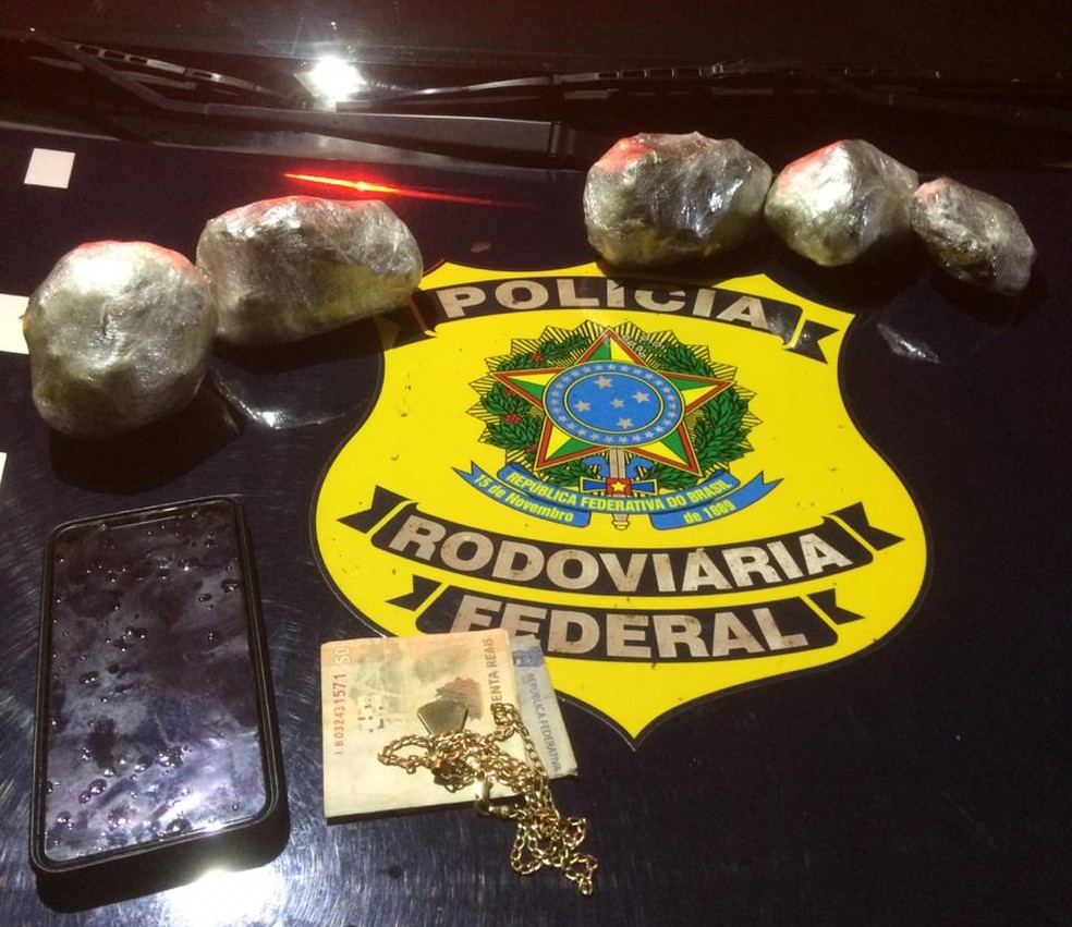 Jovem de 18 anos é preso ao viajar com meio quilo de skunk em mochila na  BR-364, em RO | G1