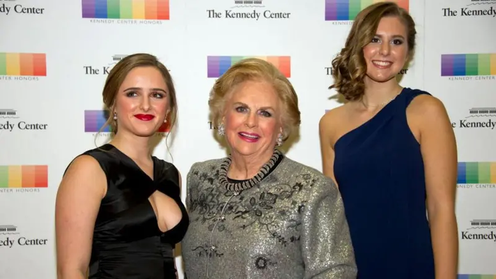 Jacqueline Mars (no centro) e suas netas, Graysen Airth e Katherine Burgstahler — Foto: Getty Images via BBC