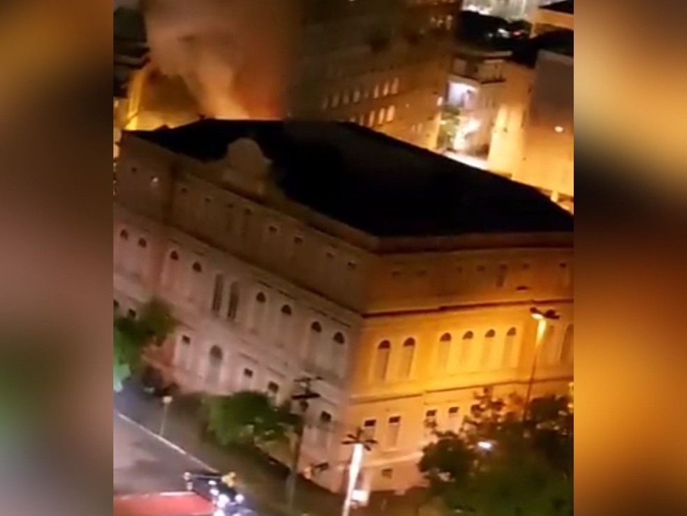 Prédio Centenário da Escola de Engenharia pegou fogo, em Porto Alegre — Foto: Samuel Batista