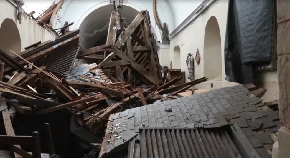 Teto de igreja do século XI na França desaba após tempestade em 25 de junho de 2025. — Foto: BFMTV via Reuters
