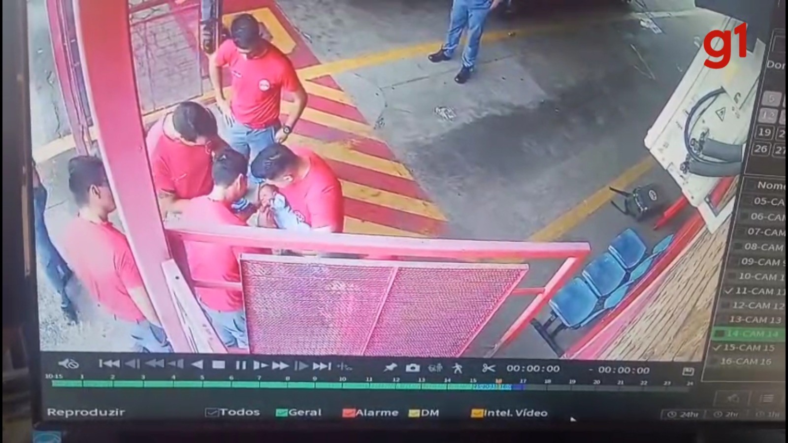 VÍDEO: Bombeiros salvam bebê engasgado após pais pedirem socorro no quartel, em Taubaté