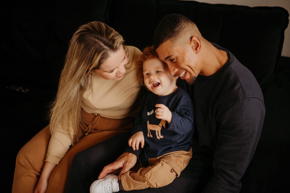 Cristina Dapper e Gustavo Luís da Silva com o filho Emanuel — Foto: Arquivo pessoal