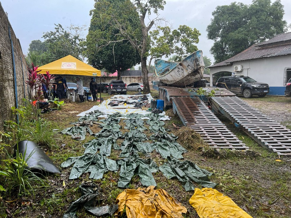 Capas de chuvas estavam em barco encontrado com corpos e indicam que havia mais pessoas na embarcação, diz PF — Foto: Polícia Federal/Dikvulgação