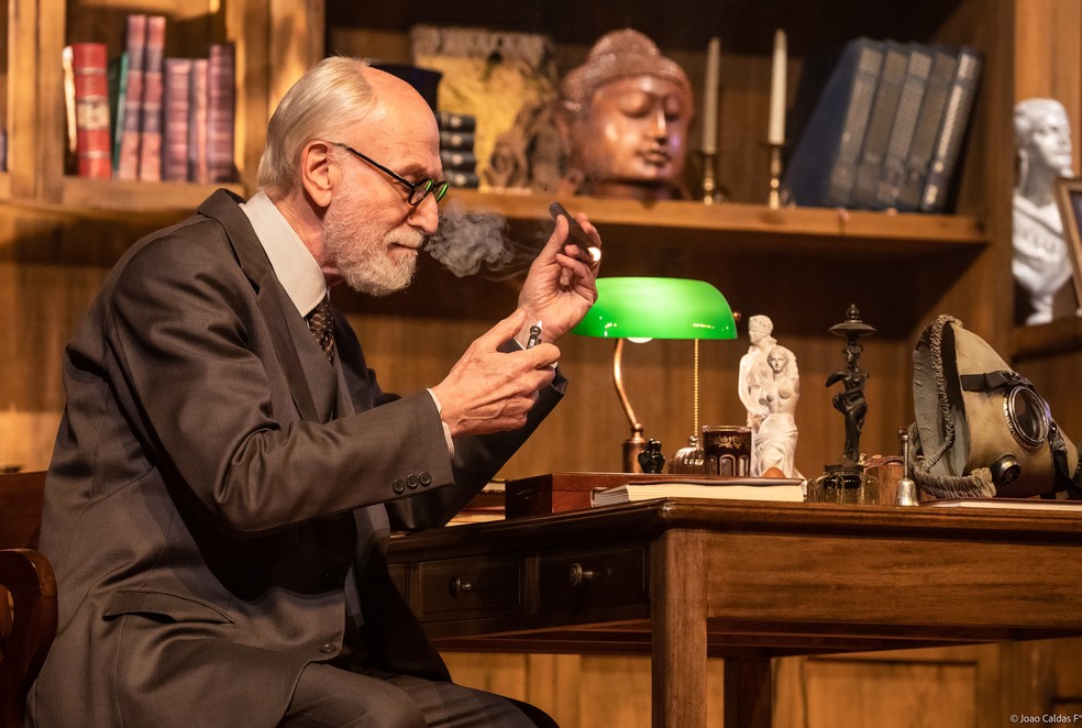 Odilon Wagner interpreta Sigmund Freud na peça 'A Última Sessão de Freud'. — Foto: Foto: divulgação/João Caldas.