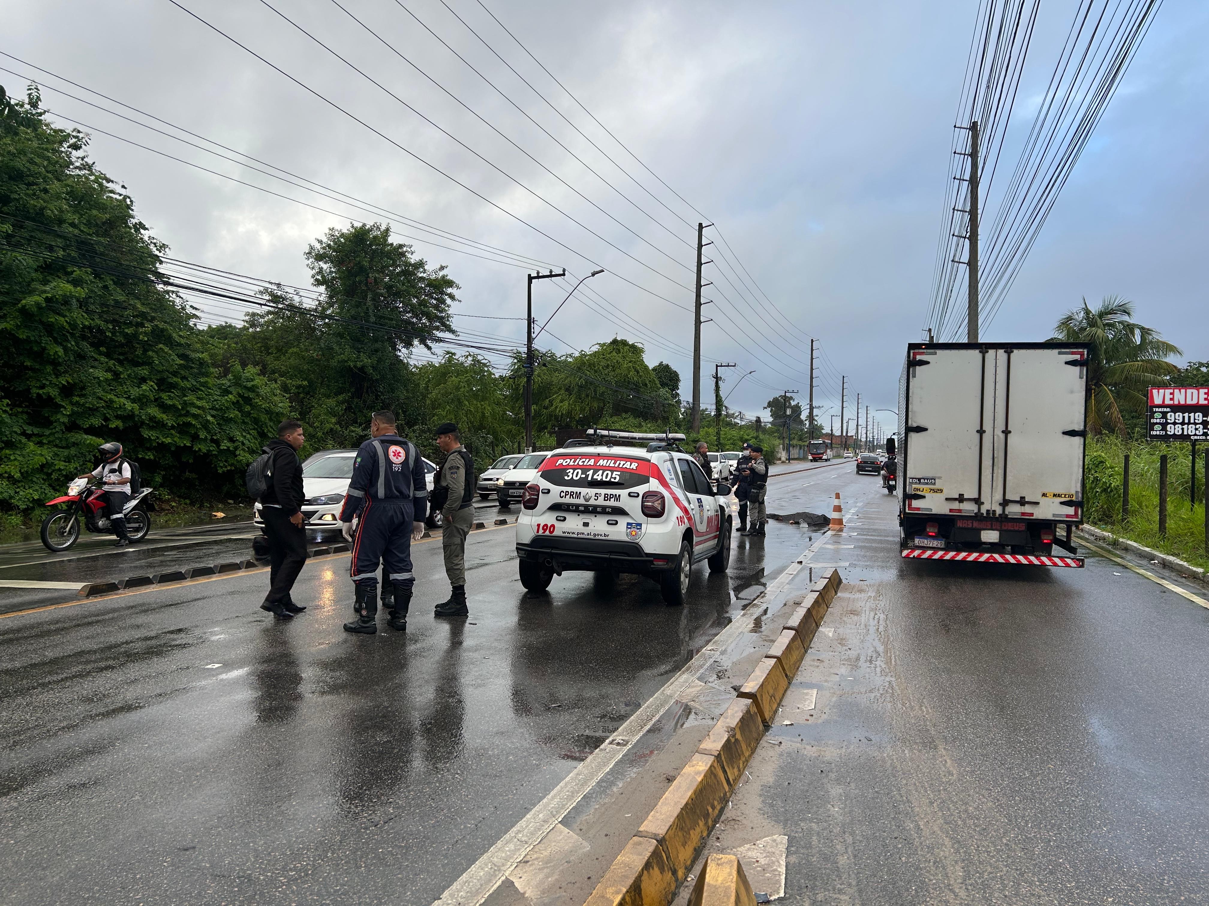 Acidente entre carreta e moto deixa duas pessoas feridas na Avenida Menino Marcelo, em Maceió