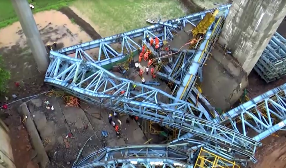 Guindaste desabou durante construção de ponte na Índia — Foto: ANI/Reuters