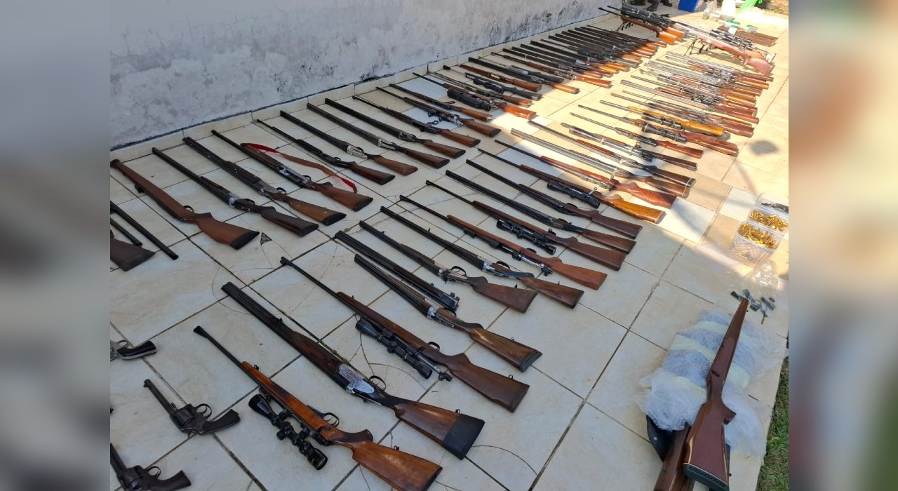 Gaeco e Baep apreendem arsenal com mais de 200 armas em sítio de São Roque