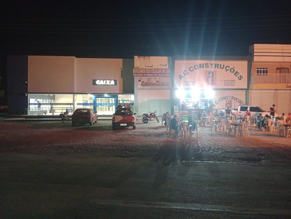 Homem é morto a facadas em frente a agência bancária em Picos, no Piauí — Foto: Reprodução