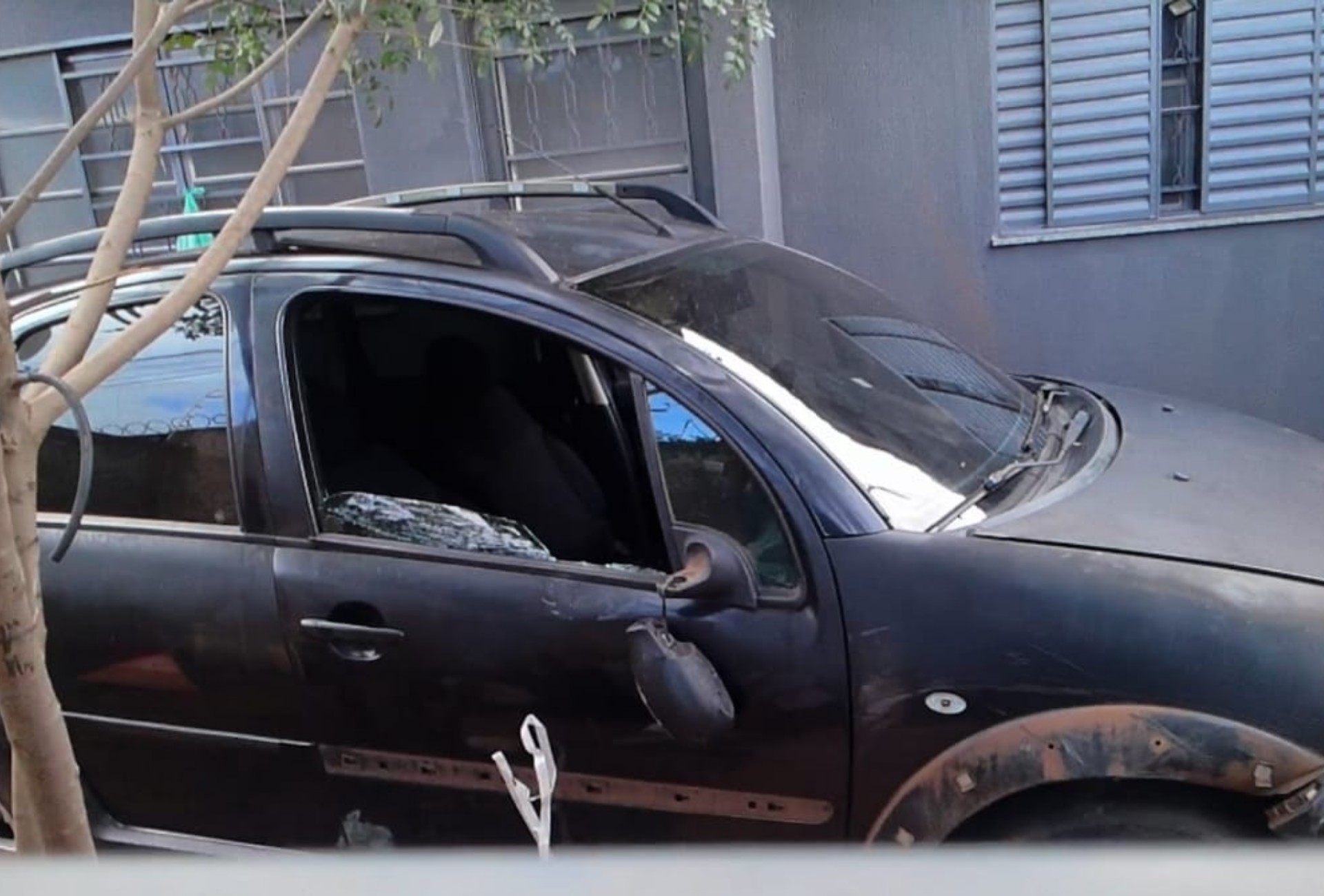 Carro usado em atropelamento que amputou perna de servidora é encontrado escondido em casa