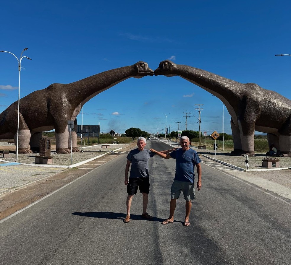 José Messias e Eurico Borges durante viagem pela Rodovia Transamazônica, em Sousa, no Sertão da Paraíba — Foto: Reprodução/Arquivo pessoal