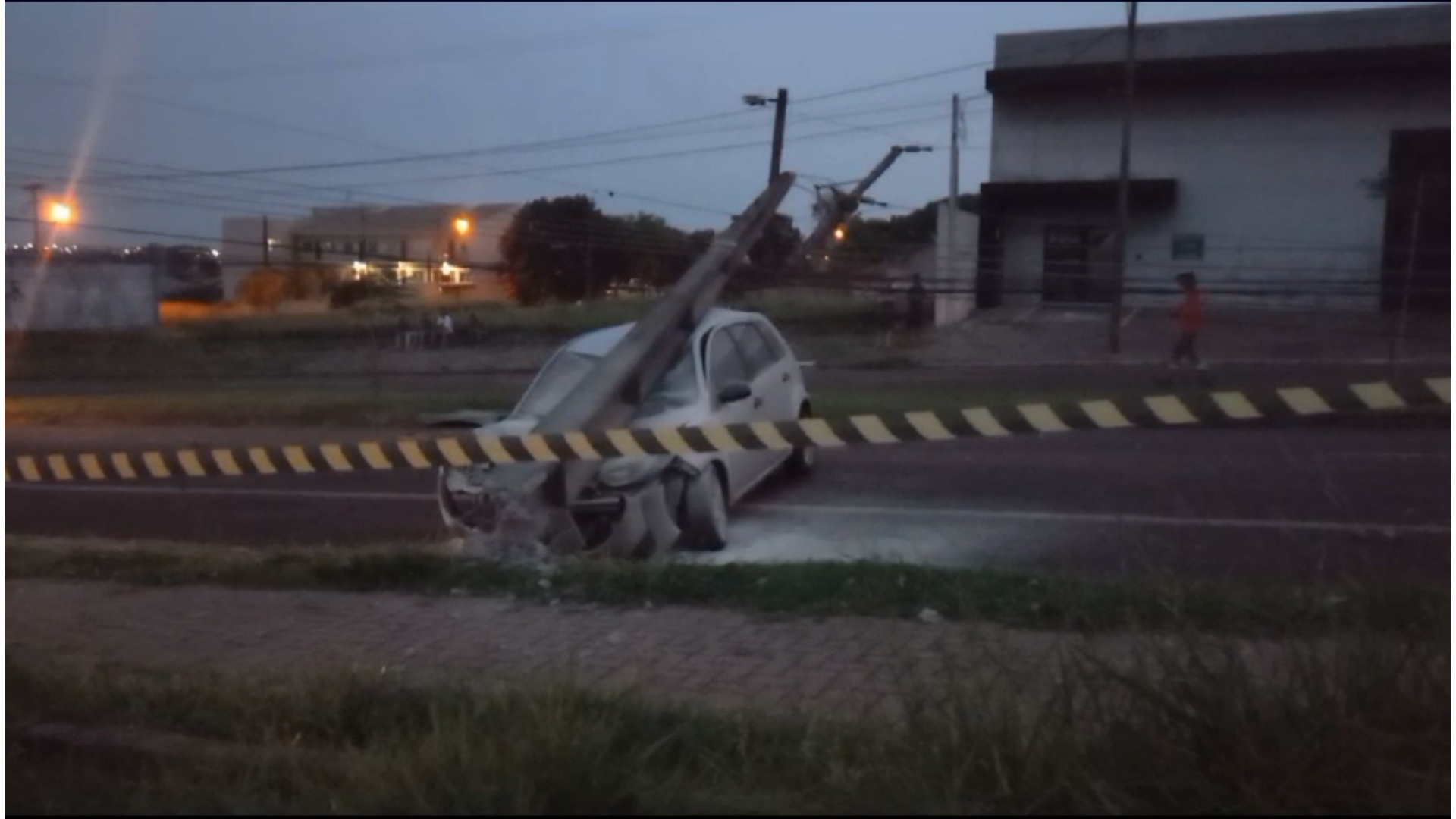 10 mil imóveis ficam sem luz após após motorista derrubar quatro postes em acidente de carro em Cascavel