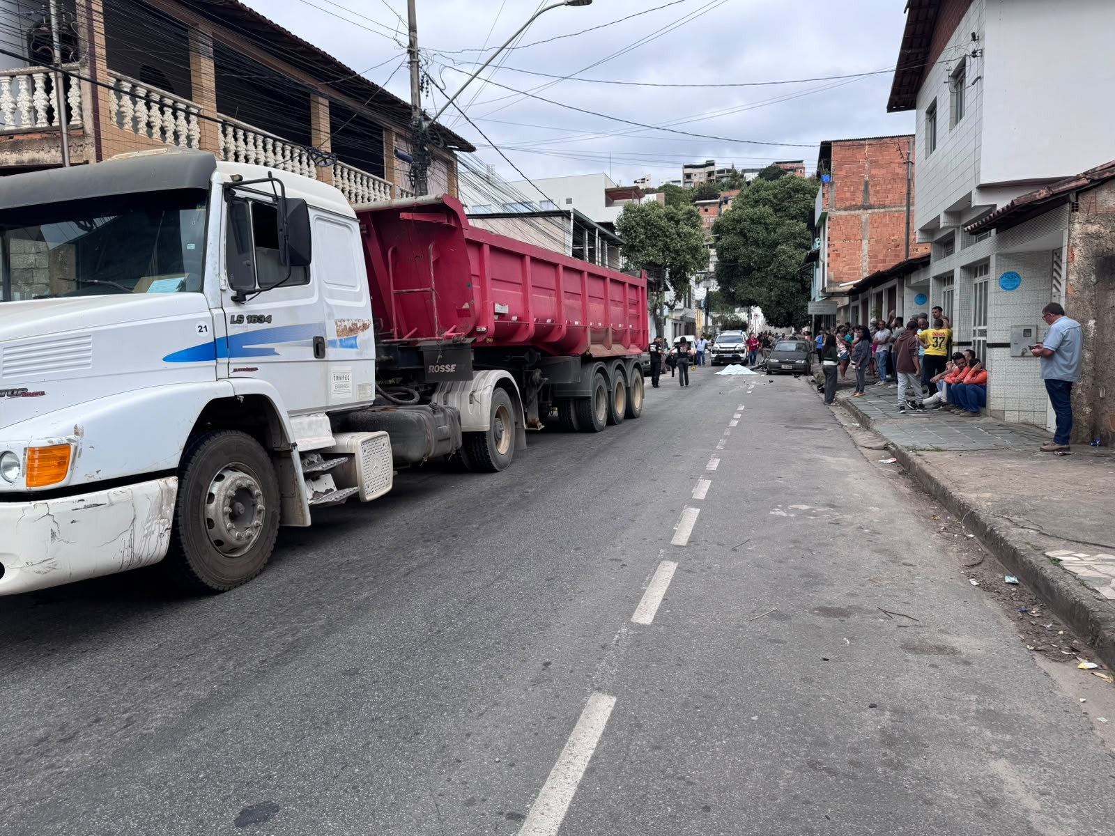 Mulher cai de moto e é atropelada por caminhão em Ipatinga; homem também ficou ferido