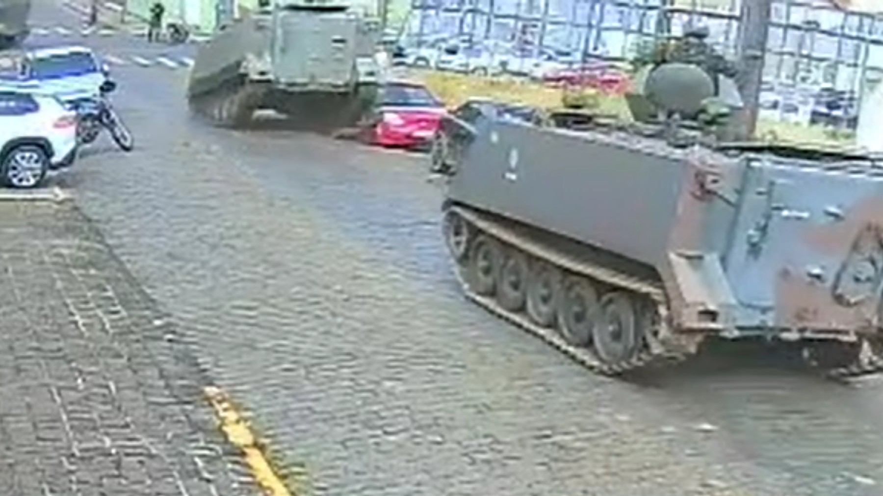 VÍDEO: na contramão, tanque do Exército passa por cima de lateral de carro estacionado em Ponta Grossa