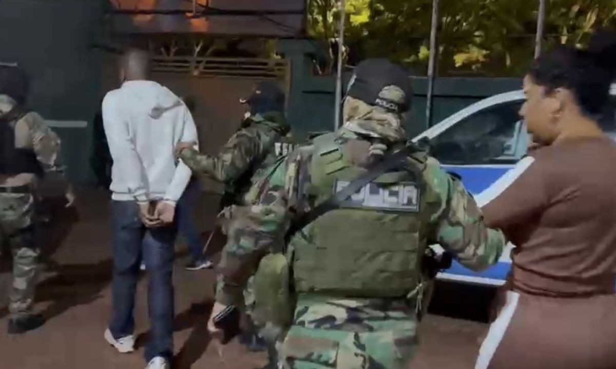 Homem apontado como chefe de facção criminosa em bairro de Salvador e companheira são presos em ação policial na Bolívia