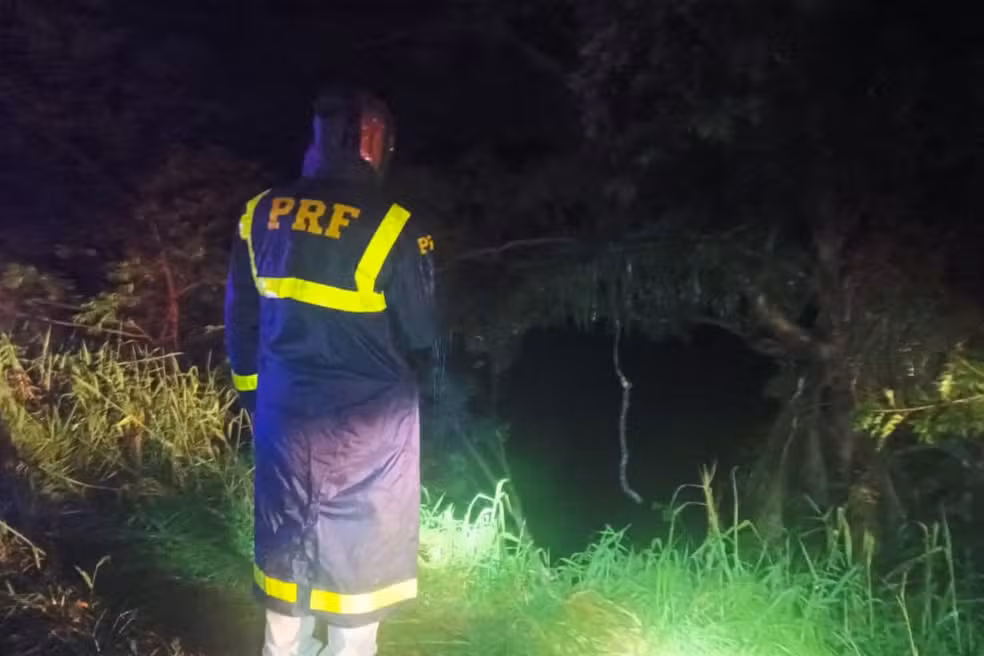 Caminhão cai em represa no Paraná, motorista consegue sair, volta à água para tentar salvar a enteada e desaparece; menina morre — Foto: PRF