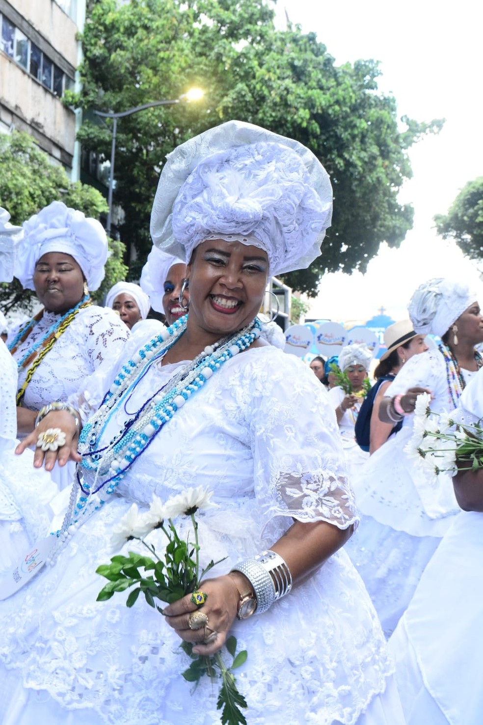 Baiana leva flores para celebração do Bonfim — Foto: Joilson Cesar/Ag. Picnews