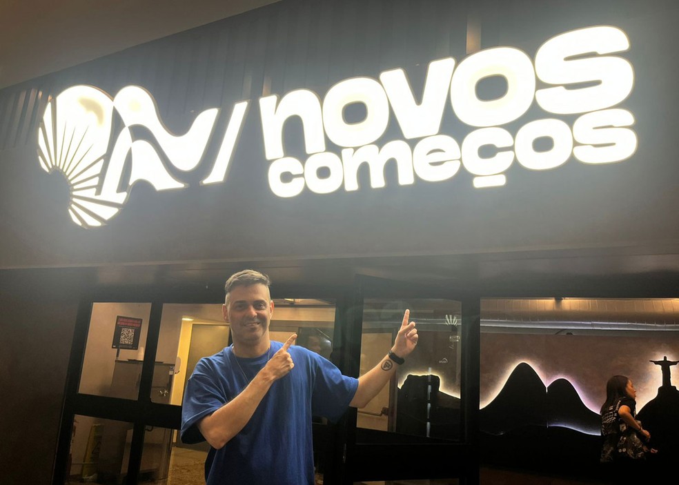 Fher, vocalista do Kasino, posa antes de culto evangélico na Igreja em que frequenta no Rio — Foto: Acervo pessoal